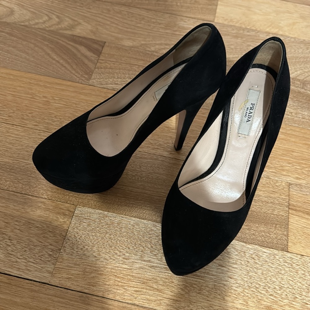 Black suede PRADA platform pump - Picture 4 of 6